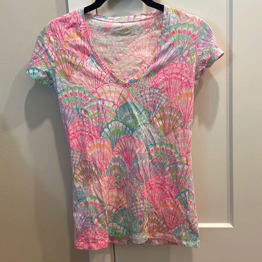 Lilly Pulitzer v neck shell tshirt